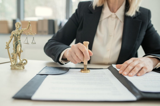 选择代孕前准父母要考虑各国法律和费用